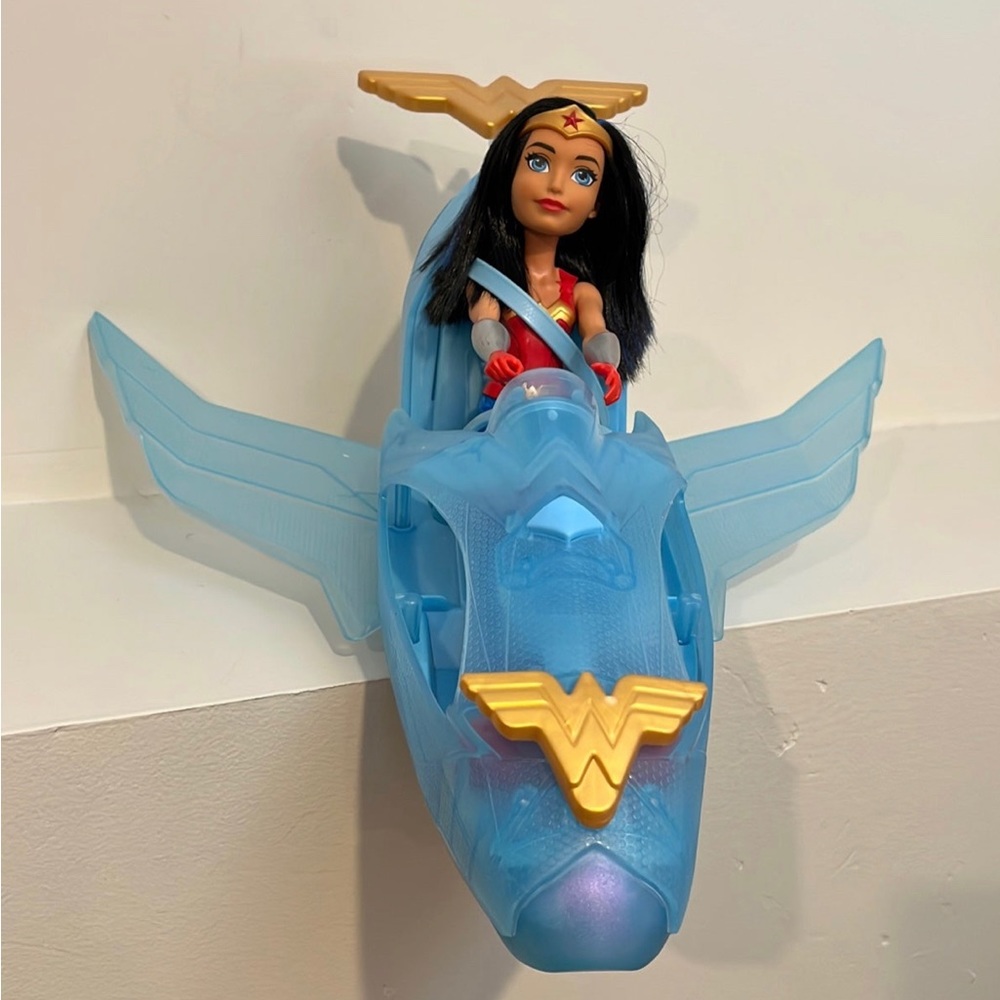 Wonder Woman & Invisible Jet - DC Super Hero Airplane Playset